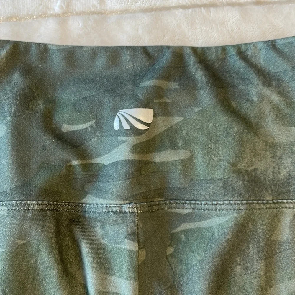💰Marika camouflage army green cropped leggings size medium - Picture 2 of 4